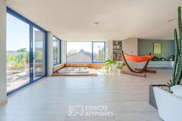 Maison d’architecte brutaliste et sa terrasse panoramique sur les hauteurs