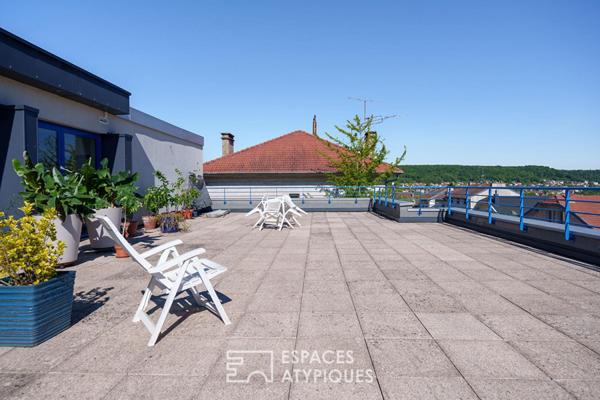 Maison d’architecte brutaliste et sa terrasse panoramique sur les hauteurs