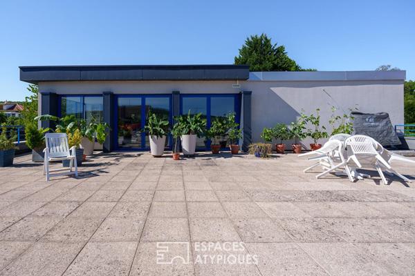 Maison d’architecte brutaliste et sa terrasse panoramique sur les hauteurs
