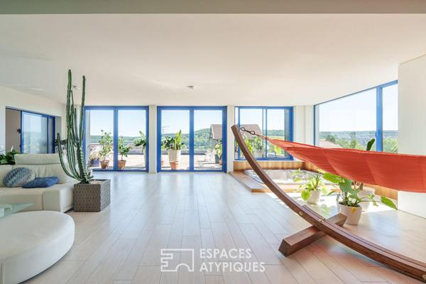 Maison d’architecte brutaliste et sa terrasse panoramique sur les hauteurs