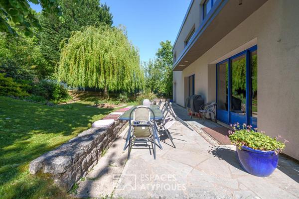 Maison d’architecte brutaliste et sa terrasse panoramique sur les hauteurs