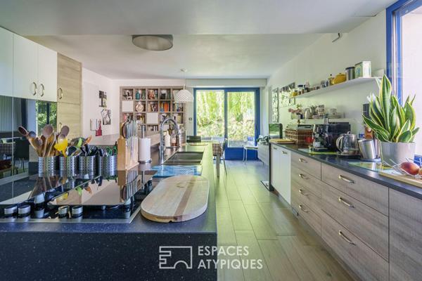 Maison d’architecte brutaliste et sa terrasse panoramique sur les hauteurs
