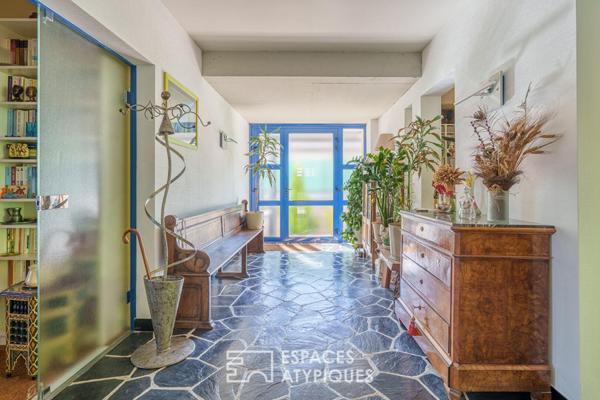 Maison d’architecte brutaliste et sa terrasse panoramique sur les hauteurs