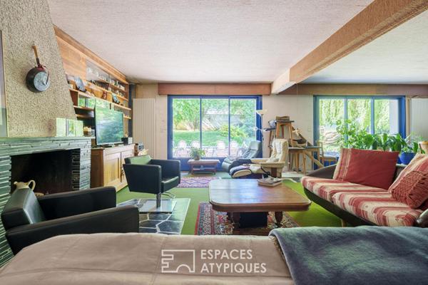 Maison d’architecte brutaliste et sa terrasse panoramique sur les hauteurs