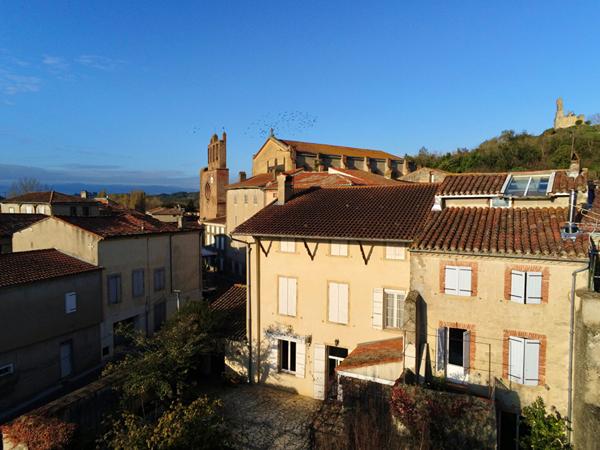 BELPECH : ANCIENNE MAISON DE MAITRE DU XIXe A RENOVER AVEC JARDIN ET GARAGES