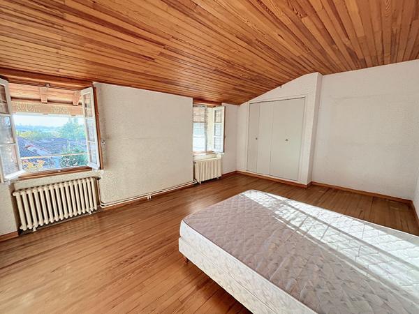 BELPECH : ANCIENNE MAISON DE MAITRE DU XIXe A RENOVER AVEC JARDIN ET GARAGES