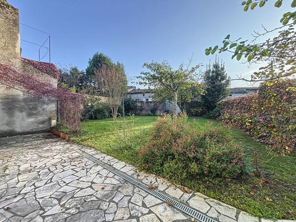 BELPECH : ANCIENNE MAISON DE MAITRE DU XIXe A RENOVER AVEC JARDIN ET GARAGES
