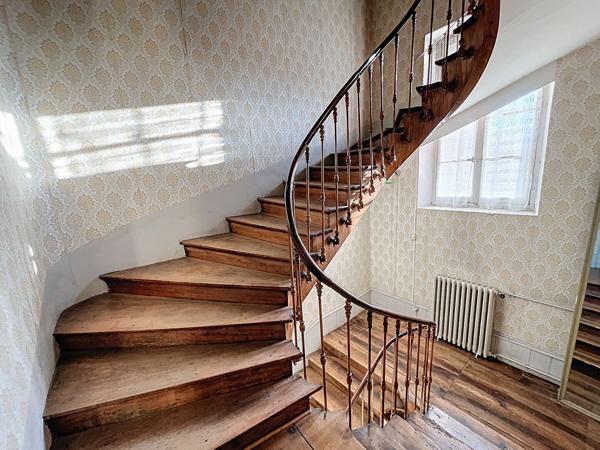 BELPECH : ANCIENNE MAISON DE MAITRE DU XIXe A RENOVER AVEC JARDIN ET GARAGES