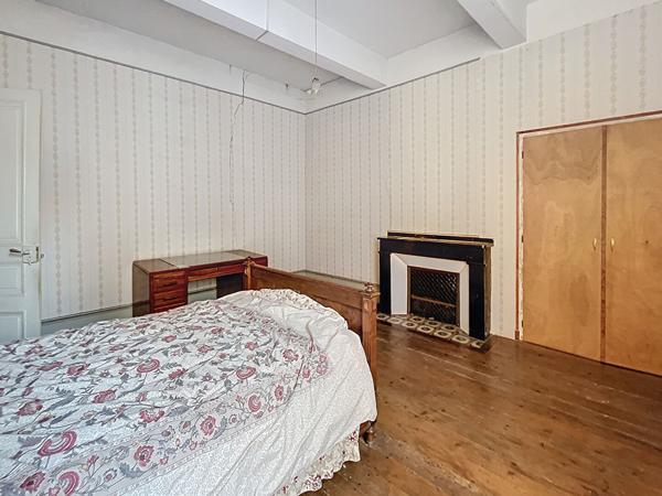 BELPECH : ANCIENNE MAISON DE MAITRE DU XIXe A RENOVER AVEC JARDIN ET GARAGES