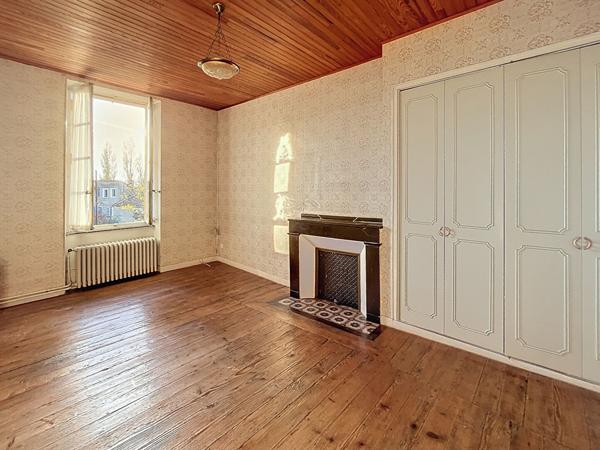 BELPECH : ANCIENNE MAISON DE MAITRE DU XIXe A RENOVER AVEC JARDIN ET GARAGES