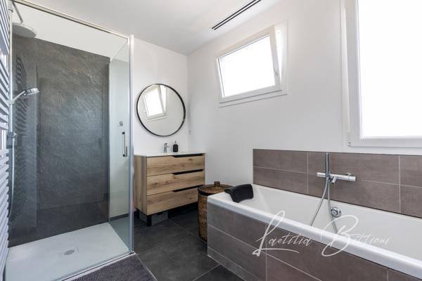 La Brède (33650) Maison rénovée – 5 chambres – Terrasse, piscine & clim