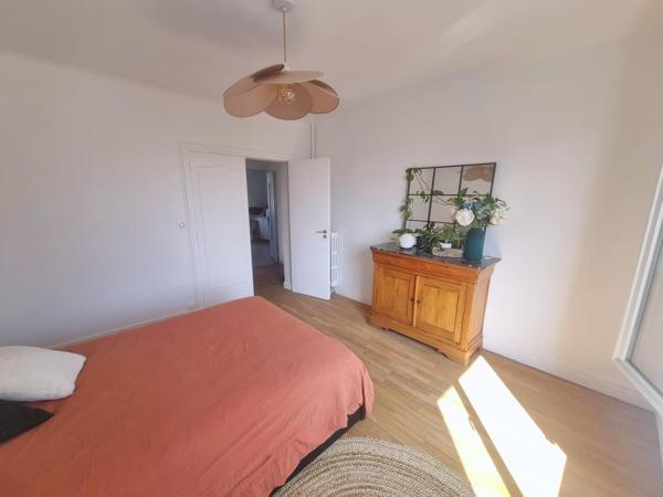 Dernier étage lumineux, sans vis-à-vis, refait à neuf, 3 chambres