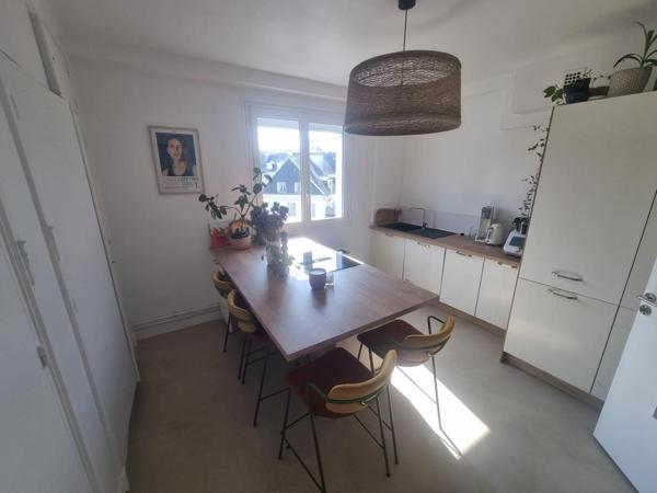 Dernier étage lumineux, sans vis-à-vis, refait à neuf, 3 chambres
