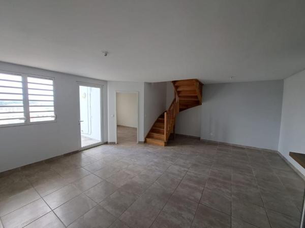 Appartement t5 Duplex Secteur Etang Abricot Superficie 110 m2 terrasse 41 m2