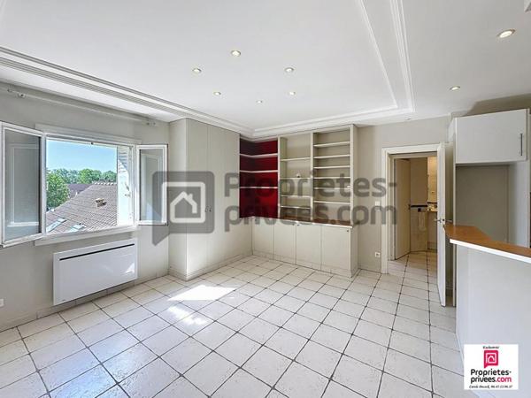 Appartement 1 chambre et grand garage fermé