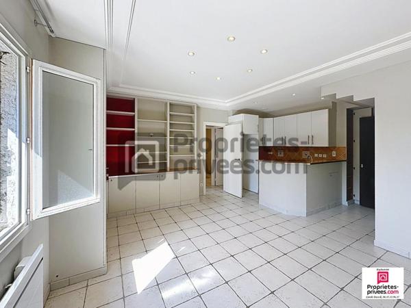 Appartement 1 chambre et grand garage fermé