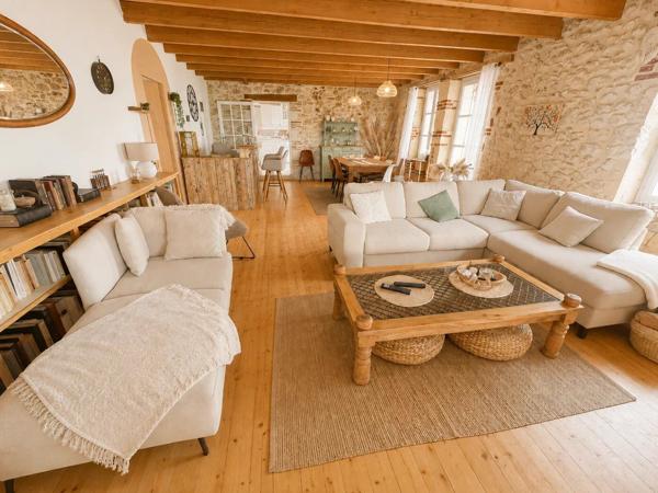 Location                                                      Propriété
                        
                     7 pièces                      250 m2                     à Monségur