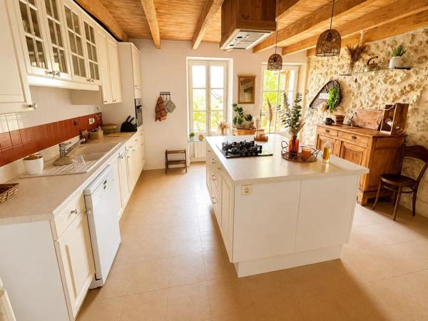 Location                                                      Propriété
                        
                     7 pièces                      250 m2                     à Monségur