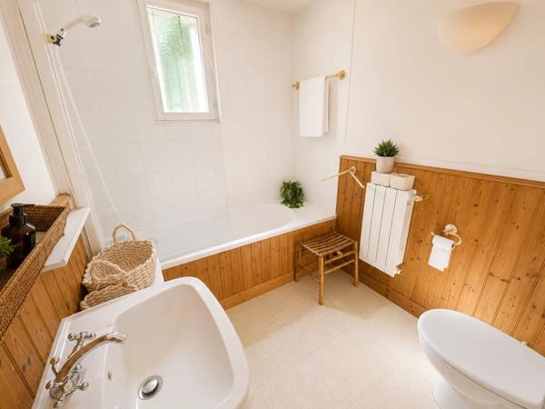 Location                                                      Propriété
                        
                     7 pièces                      250 m2                     à Monségur