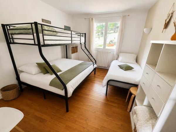 Location                                                      Propriété
                        
                     7 pièces                      250 m2                     à Monségur