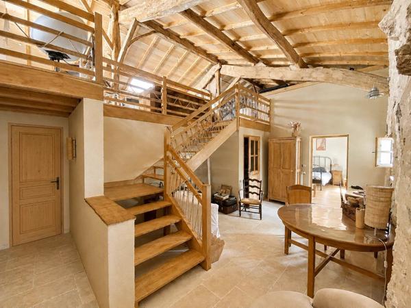Location                                                      Propriété
                        
                     7 pièces                      250 m2                     à Monségur