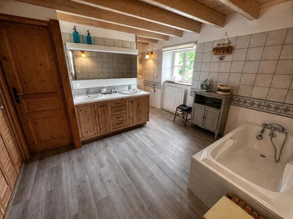 Location                                                      Propriété
                        
                     7 pièces                      250 m2                     à Monségur