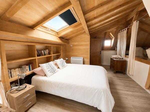 Location                                                      Propriété
                        
                     7 pièces                      250 m2                     à Monségur