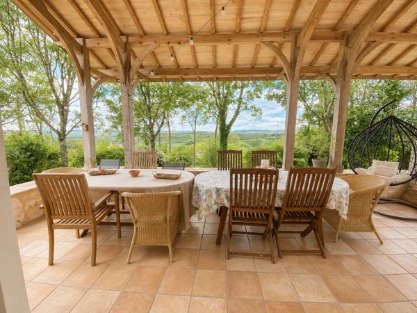 Location                                                      Propriété
                        
                     7 pièces                      250 m2                     à Monségur