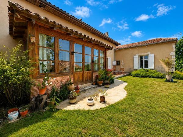 Location                                                      Propriété
                        
                     7 pièces                      250 m2                     à Monségur