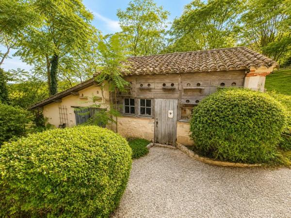 Location                                                      Propriété
                        
                     7 pièces                      250 m2                     à Monségur