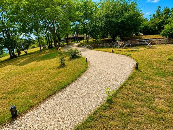 Location                                                      Propriété
                        
                     7 pièces                      250 m2                     à Monségur