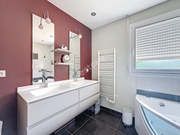 A vendre magnifique maison 5 chambres de 227 m² à Champigné, avec grand terrain de plus de 4000 m²