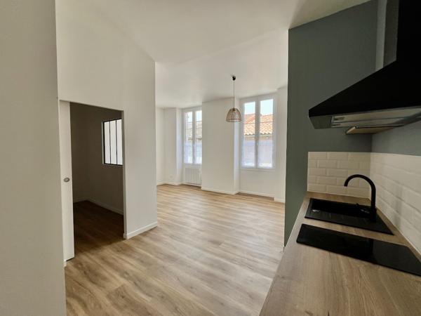 Sainte Livrade sur Lot, cette résidence de 12 logements a été entièrement rénovée (appartements de standing, parties communes) avec une finition de grande qualité. Cet appartement T2 de m² a un séjour avec cuisine équipée, salle d'eau avec WC et une pi , Sainte livrade sur lot