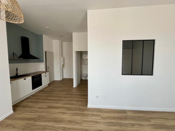 Sainte Livrade sur Lot, cette résidence de 12 logements a été entièrement rénovée (appartements de standing, parties communes) avec une finition de grande qualité. Cet appartement T2 de m² a un séjour avec cuisine équipée, salle d'eau avec WC et une pi , Sainte livrade sur lot