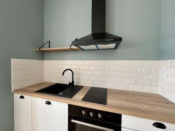 Sainte Livrade sur Lot, cette résidence de 12 logements a été entièrement rénovée (appartements de standing, parties communes) avec une finition de grande qualité. Cet appartement T2 de m² a un séjour avec cuisine équipée, salle d'eau avec WC et une pi , Sainte livrade sur lot