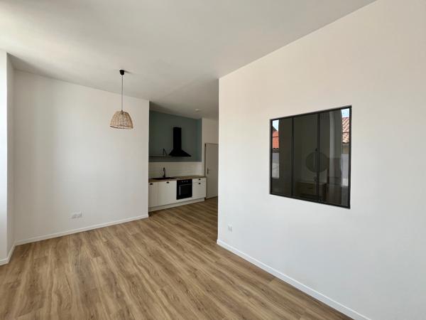 Sainte Livrade sur Lot, cette résidence de 12 logements a été entièrement rénovée (appartements de standing, parties communes) avec une finition de grande qualité. Cet appartement T2 de m² a un séjour avec cuisine équipée, salle d'eau avec WC et une pi , Sainte livrade sur lot