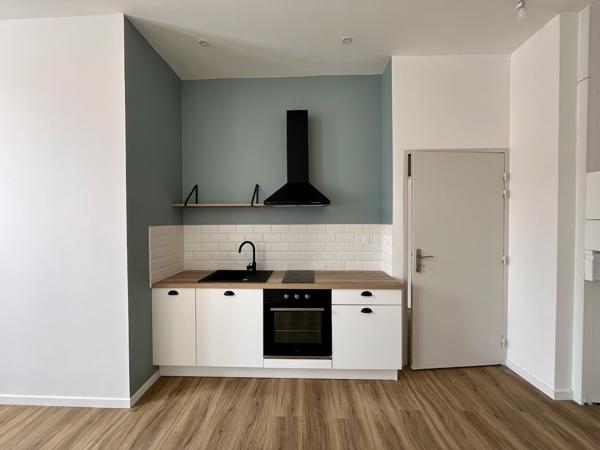 Sainte Livrade sur Lot, cette résidence de 12 logements a été entièrement rénovée (appartements de standing, parties communes) avec une finition de grande qualité. Cet appartement T2 de m² a un séjour avec cuisine équipée, salle d'eau avec WC et une pi , Sainte livrade sur lot