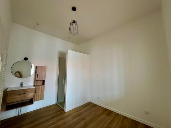 Sainte Livrade sur Lot, cette résidence de 12 logements a été entièrement rénovée (appartements de standing, parties communes) avec une finition de grande qualité. Cet appartement T2 de m² a un séjour avec cuisine équipée, salle d'eau avec WC et une pi , Sainte livrade sur lot