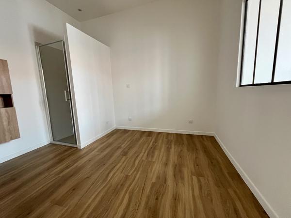 Sainte Livrade sur Lot, cette résidence de 12 logements a été entièrement rénovée (appartements de standing, parties communes) avec une finition de grande qualité. Cet appartement T2 de m² a un séjour avec cuisine équipée, salle d'eau avec WC et une pi , Sainte livrade sur lot