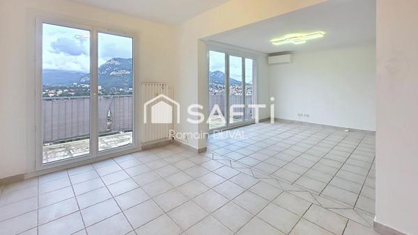 Appartement T5 traversant avec terrasse et vue panoramique sur le Mont Faron – Résidence sécurisée