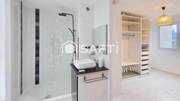 Appartement T5 traversant avec terrasse et vue panoramique sur le Mont Faron – Résidence sécurisée