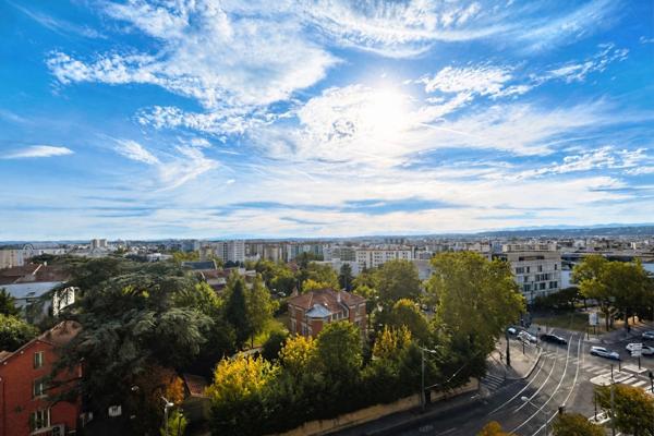 LYON 3e – AVENUE ROCKEFELLER – T2 DE 53 m² – 7e ÉTAGE – VUE DÉGAGÉE – CALME ET LUMINEUX. CAVE