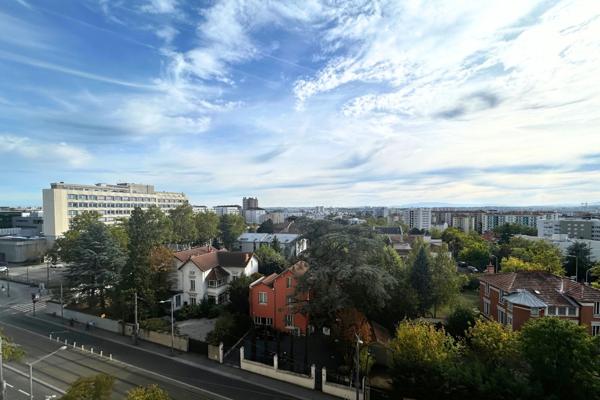 LYON 3e – AVENUE ROCKEFELLER – T2 DE 53 m² – 7e ÉTAGE – VUE DÉGAGÉE – CALME ET LUMINEUX. CAVE