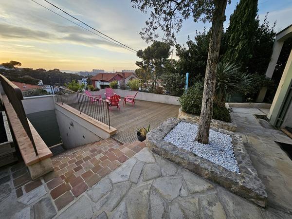 Maison 250m² terrain 544m² en restanque, Piscine, studio indépendant, sur les hauteurs avec Vue Mer.