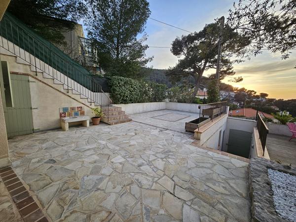 Maison 250m² terrain 544m² en restanque, Piscine, studio indépendant, sur les hauteurs avec Vue Mer.