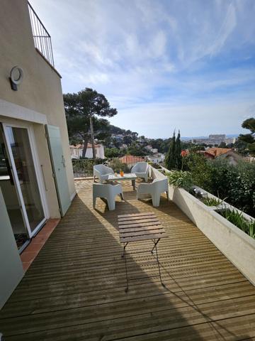 Maison 250m² terrain 544m² en restanque, Piscine, studio indépendant, sur les hauteurs avec Vue Mer.