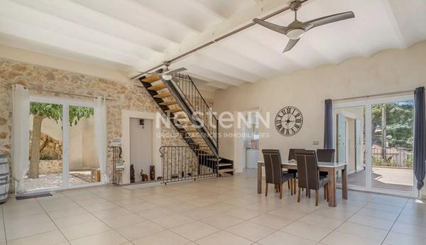 Maison 250m² terrain 544m² en restanque, Piscine, studio indépendant, sur les hauteurs avec Vue Mer.