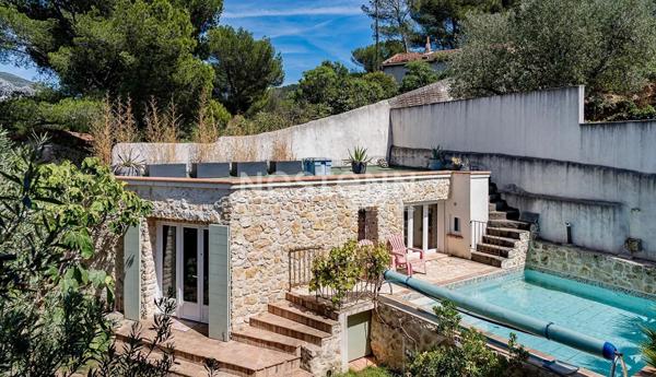 Maison 250m² terrain 544m² en restanque, Piscine, studio indépendant, sur les hauteurs avec Vue Mer.