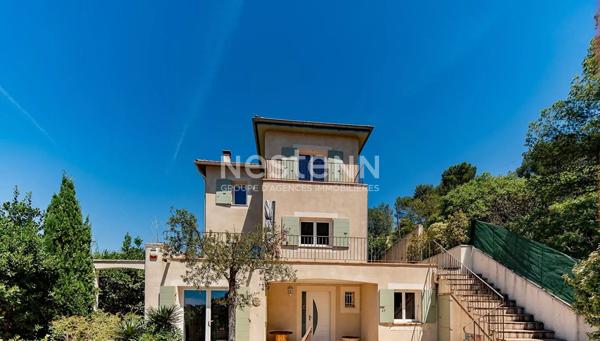 Maison 250m² terrain 544m² en restanque, Piscine, studio indépendant, sur les hauteurs avec Vue Mer.