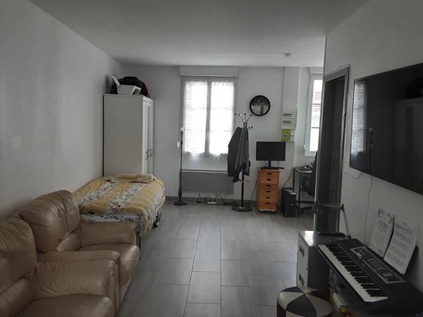 Studio centre ville Airaines avec cour extérieure privative